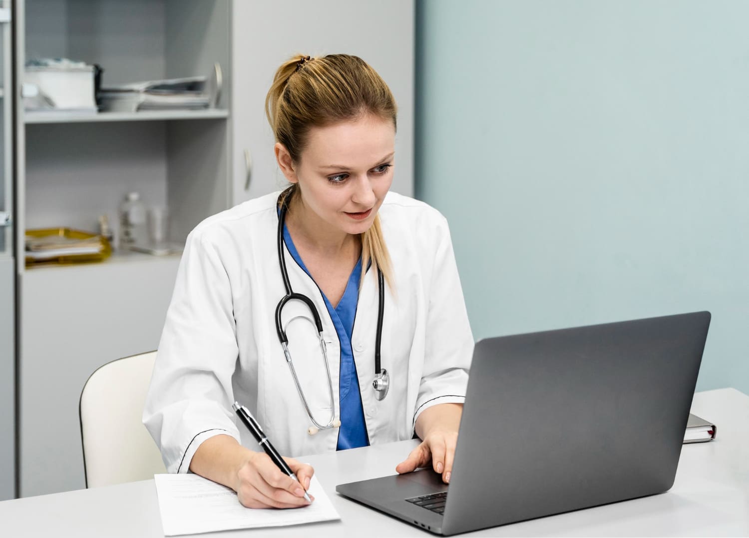 Lekarz psychiatra który przyjmuje online lub telefonicznie i służy pacjentom wymagającym pomocy w Człuchowie. Człuchów