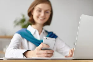 Pani, która przez telefon zapisuje się na konsultacje psychiatryczne online