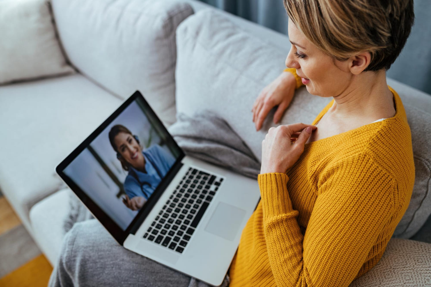 lekarz psychiatra, który przyjmuje swojego pacjenta online podczas wideorozmowy