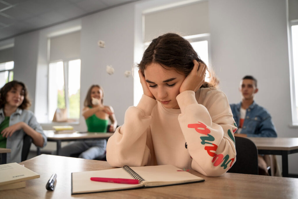 Nastoletnia uczennica, która doświadcza mobbing od rówieśników szkolnych i prawdopodobnie przez to cierpi na zaburzenia psychiczne, które coraz częściej występują u młodzieży